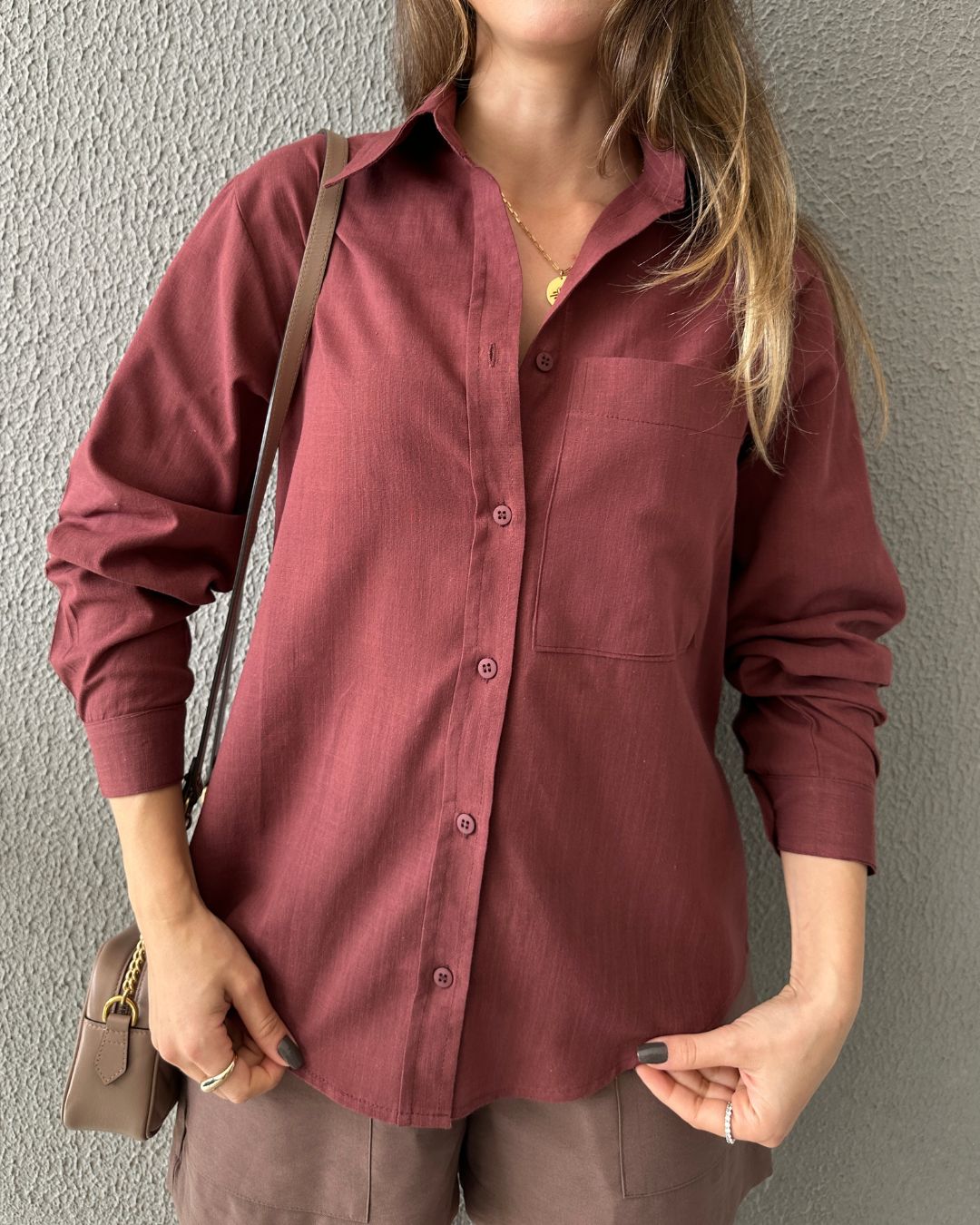 Camisa Tradicional Marrom com Bolso Frontal Jasmim