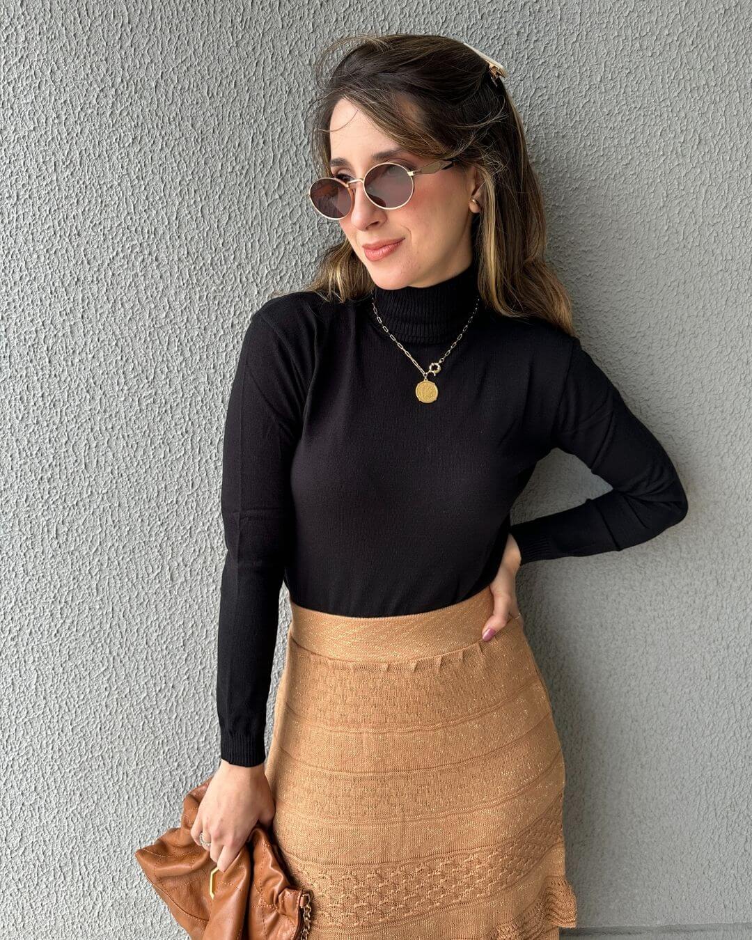 Blusa cacharrel tricô modal gola alta Rolê Lisa preta Lirio