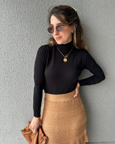 Blusa cacharrel tricô modal gola alta Rolê Lisa preta Lirio