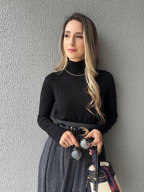 Blusa cacharrel tricô modal gola alta Rolê Lisa preta Lirio