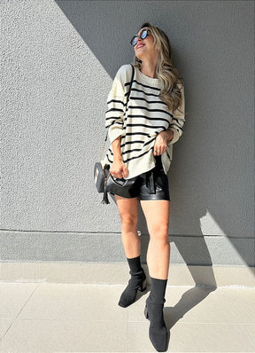 Blusa tricot oversized branca com listras pretas Lobélia